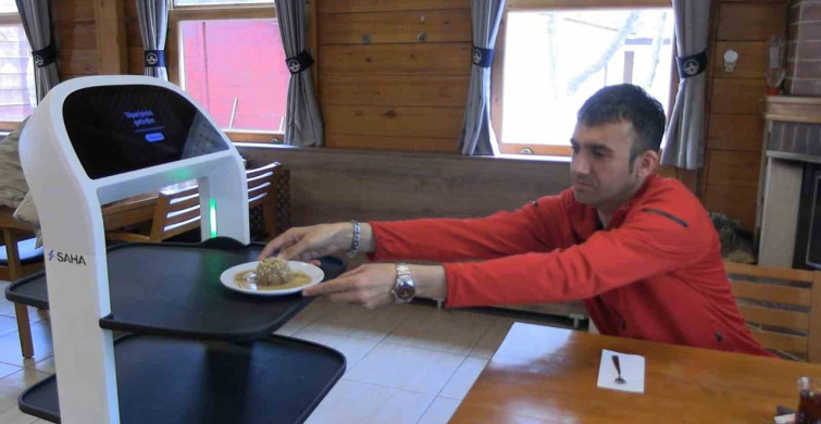 Edirne'de Yapay Zeka Destekli Robot Garson Hizmete Girdi
