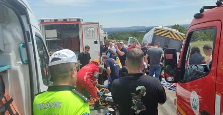 Edirne'de yolcu minibüsü tıra çarptı: 16 yaralı