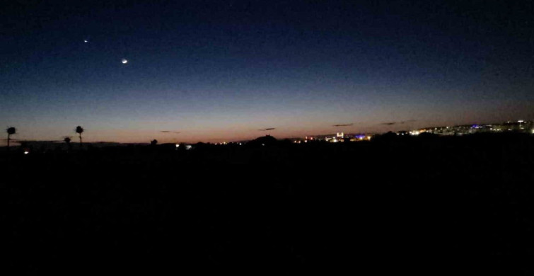 Edirne'nin Gece Manzarası: Ay ve Yıldızın Büyüleyici Buluşması