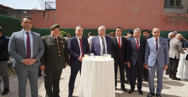 Edremit’te Atatürk’e Saygı Duruşu