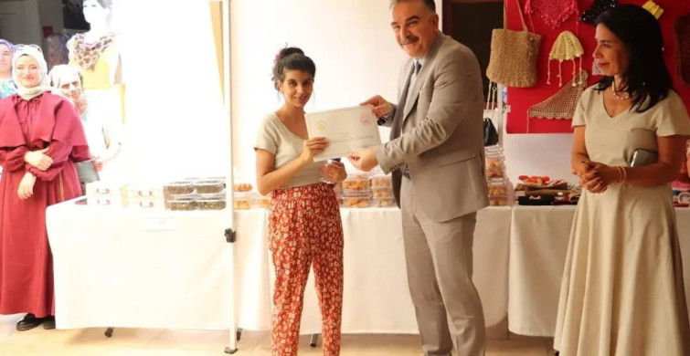 Edremit'te kursiyerlerin el emeği göz nuru ürünleri sergilendi