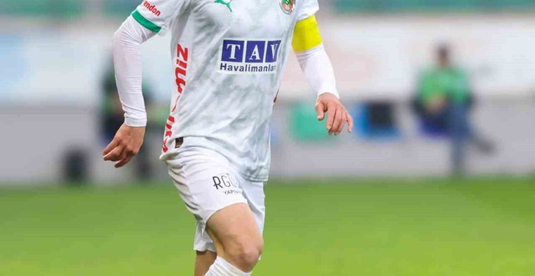 Efecan Karaca Ameliyat Oldu