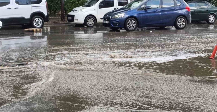 Efeler ilçesinde sağanak yağış yolları göle çevirdi