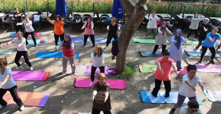 Efeler'de açık havada yoga etkinliği düzenleniyor