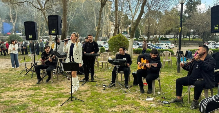 Efeler'de Anneler Günü Şenliği Coşkusu