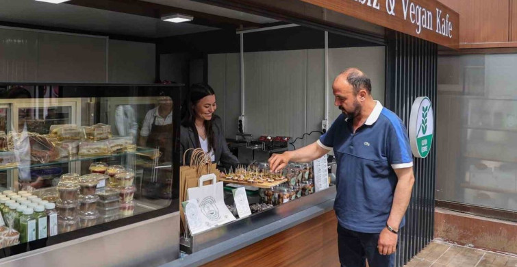 Efeler'de Çölyak Hastalarına Özel Glutensiz ve Vegan Kafe Açıldı