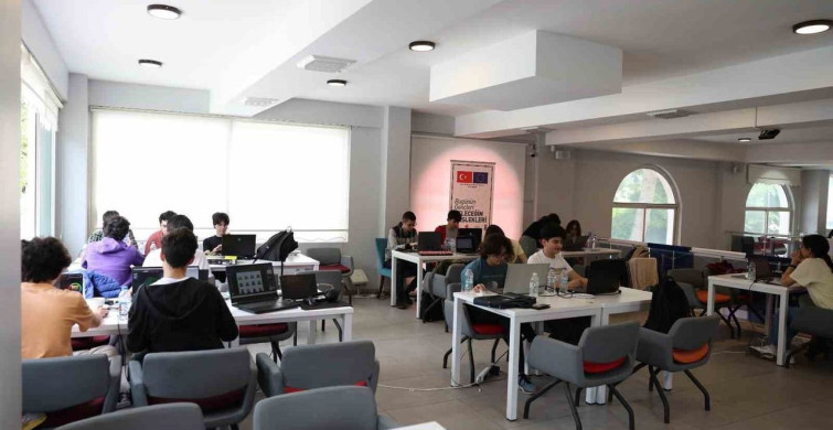 Efeler'de Genç Yazılımcıların Yarışma Başarısı
