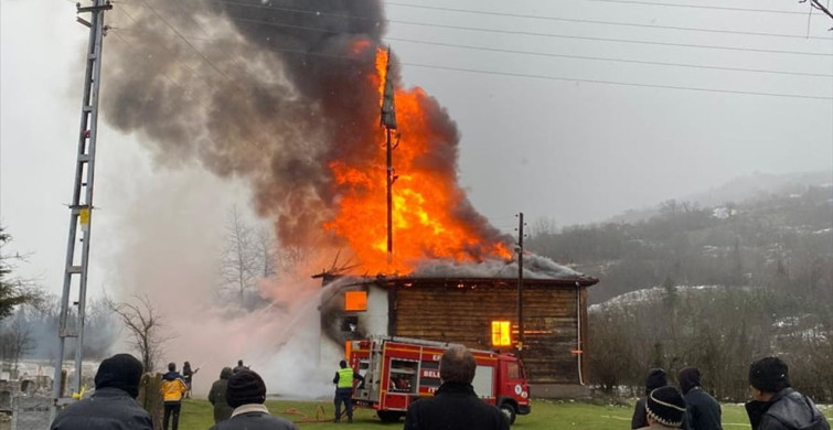Eflani'deki Tarihi Elekler Camisi Yangında Kullanılamaz Hale Geldi