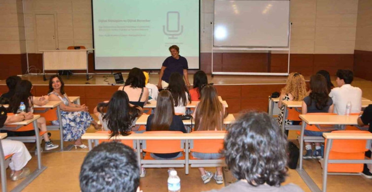 Ege Üniversitesi iletişim fakültesinden lise öğrencilerine yeni medya ve podcast atölyesi