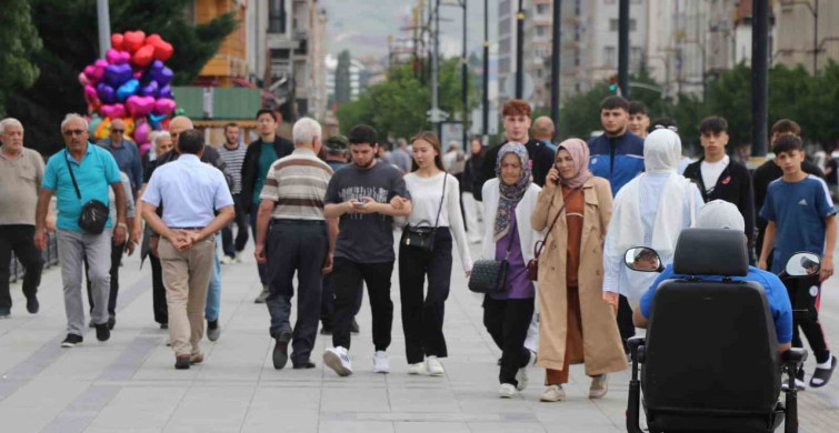 Eğitim ve kariyer planları evlilik yaşını artırıyor, kredi yaşı 35 olabilir