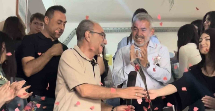 Eğitime adanan 40 yıl: Emekli olan okul müdürüne güllerle veda