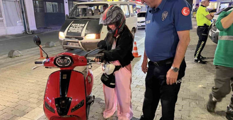 Ehliyetini Alan Kadın, Polislere Erik İkram Etti