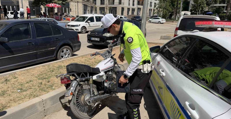Ehliyetsiz motosiklet sürücüsüne 2 haftada 221 bin TL ceza kesildi