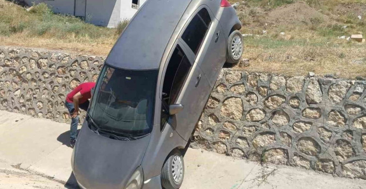 El freni çekilmeyen otomobil istinat duvarından düştü: 2 yaralı