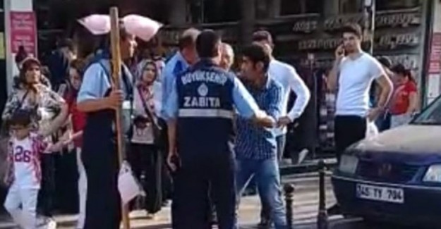 El Koyduğu Pamuk Şekerleri Çiğneyen Zabıta Görevden Alındı!