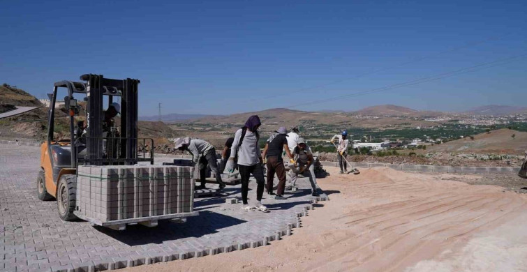 Elazığ asri mezarlıkta altyapı ve çevre düzenlemeleri sürüyor