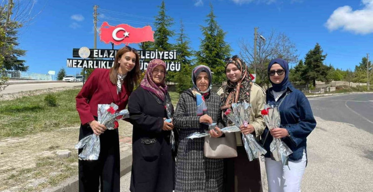 Elazığ Belediyesi'nden Karanfil Dağıtımı
