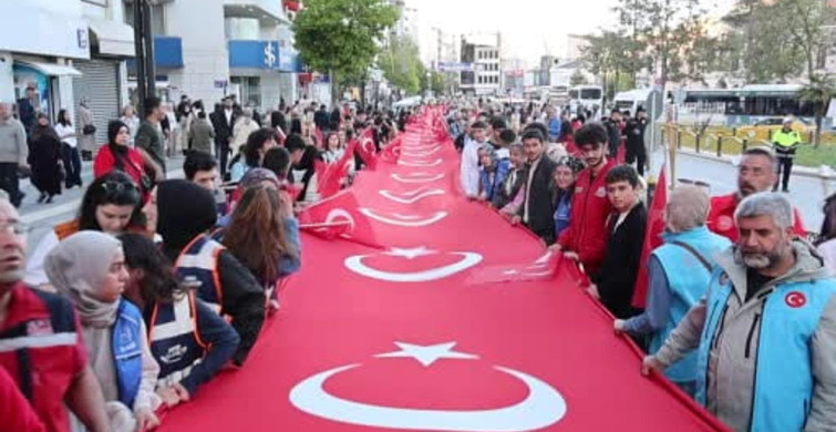 Elazığ'da 100 Metrelik Türk Bayrağıyla Fener Alayı