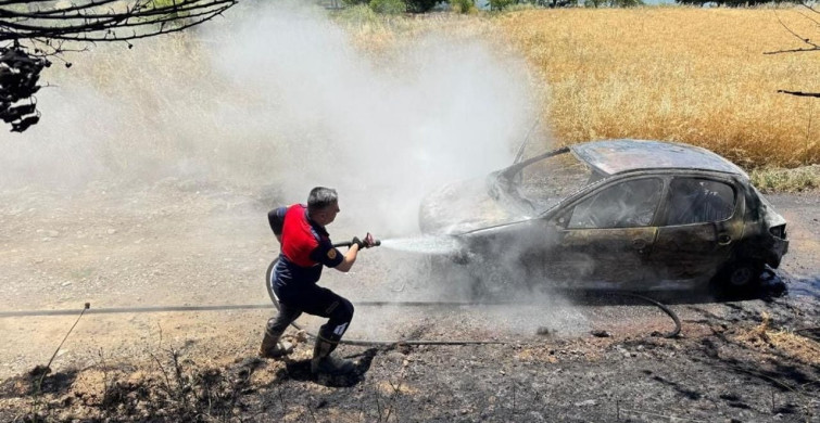 Elazığ’da alev alan araç kullanılamaz hale geldi