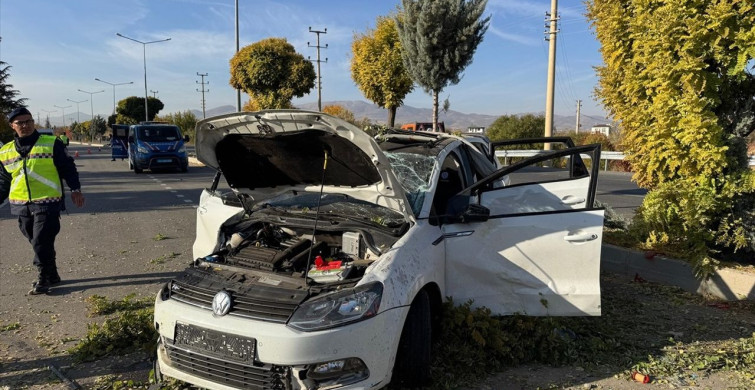 Elazığ'da Aydınlatma Direğine Çarpan Araçta 6 Yaralı