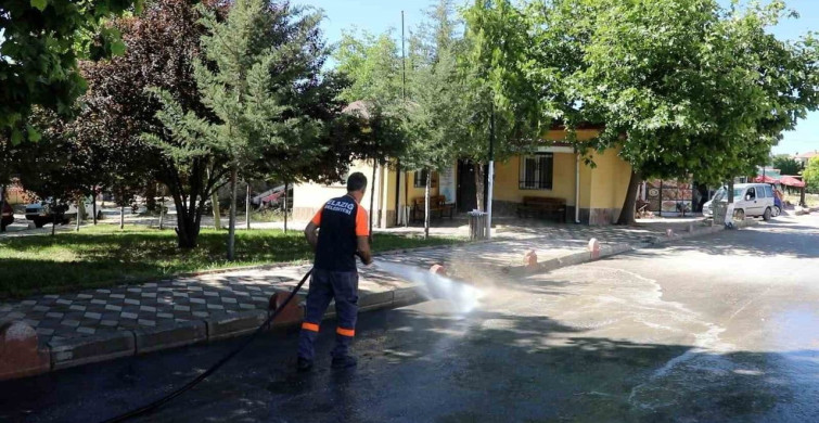 Elazığ’da belediye ekiplerinin temizlik çalışmaları devam ediyor
