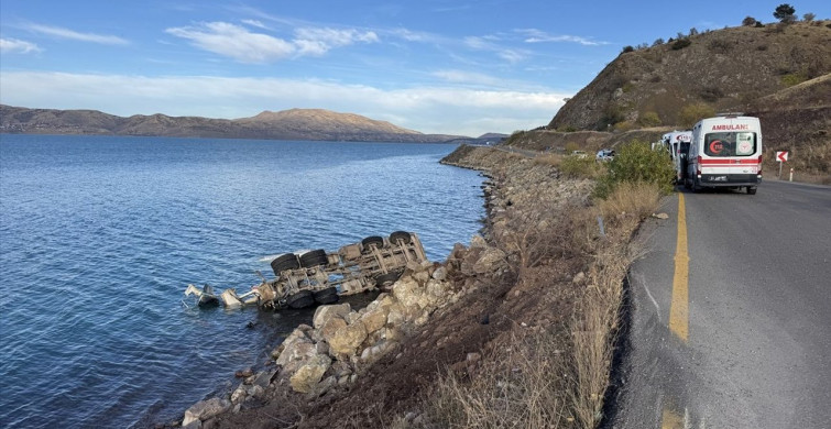 Elazığ'da Beton Mikseri Hazar Gölü'ne Devrildi