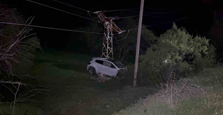Elazığ'da Cip Yüksek Gerilim Direğine Çarptı: 2 Yaralı