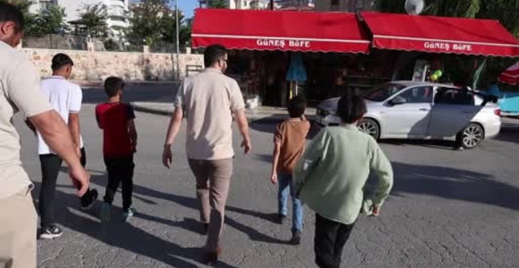 Elazığ'da çocuklar, su parasını boş kovaya bırakıp güvenlik kamerasına el salladı