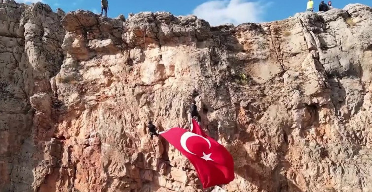 Elazığ'da Dağcıların Türk Bayraklı Tırmanışı Elazığ'da Dağcıların Türk Bayraklı Tırmanışı