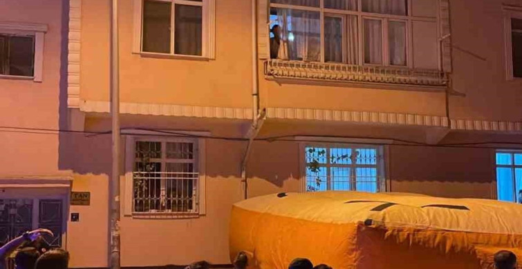 Elazığ'da evinin balkonundan atlamak isteyen şahıs polisler tarafından ikna edildi