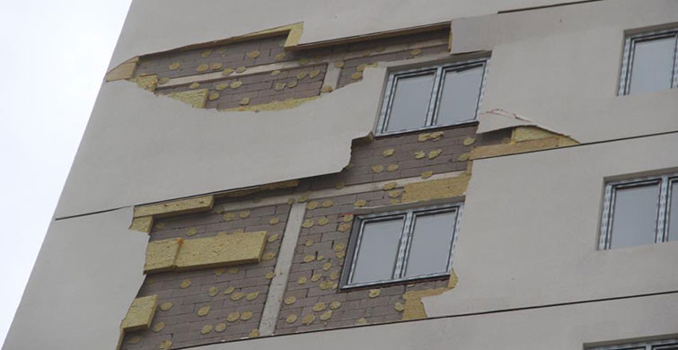 Elazığ’da Fırtına, Binaların Çatı ve Dış Yalıtımını Söktü
