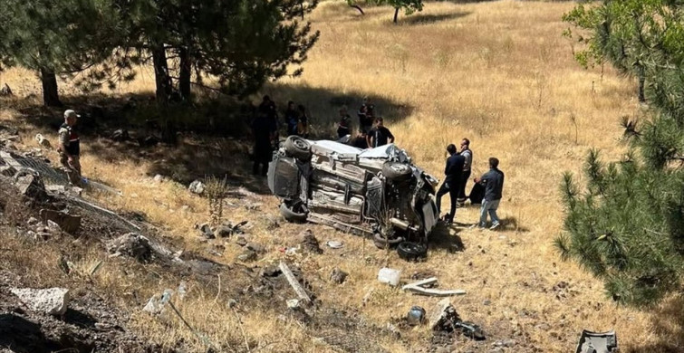Elazığ'da Hafif Ticari Araç Devrildi: 3 Yaralı