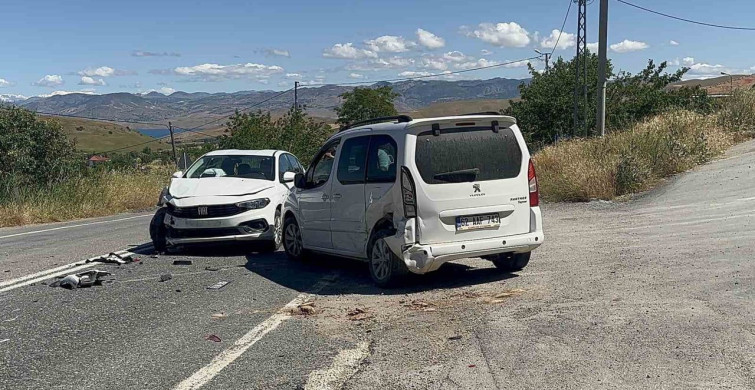Elazığ'da hafif ticari araç ile otomobil çarpıştı, 2 kişi yaralandı