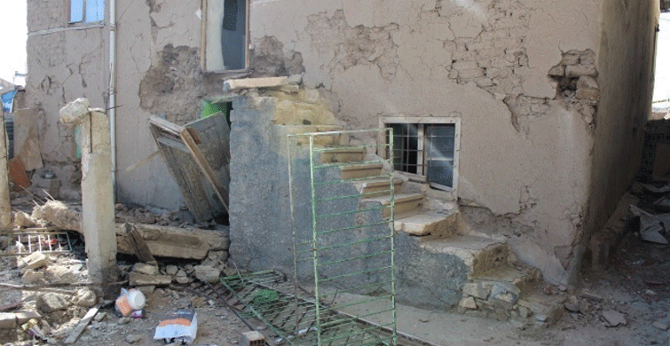 Elazığ'da Hasarlı Kerpiç Evin Balkonunun Yıkılmasıyla Bir Kişi Hayatını Kaybetti