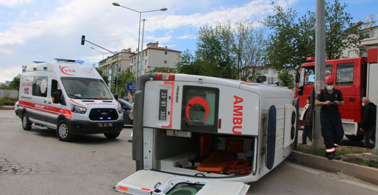 Elazığ’da Hasta Taşıyan Ambulans Kaza Yaptı: 2 Yaralı
