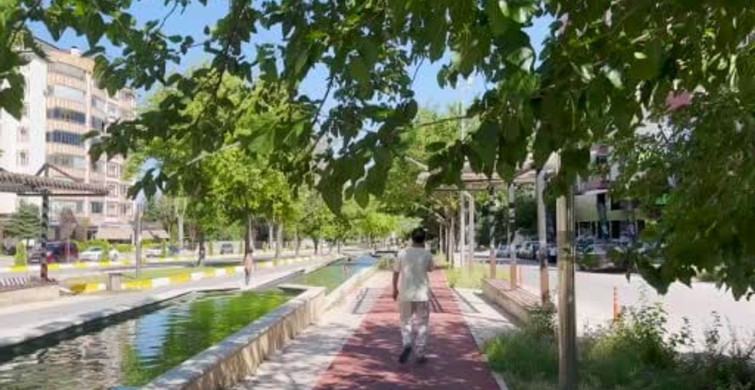 Elazığ'da hava sıcaklıkları artarken çocuklar süs havuzlarına koşuyor
