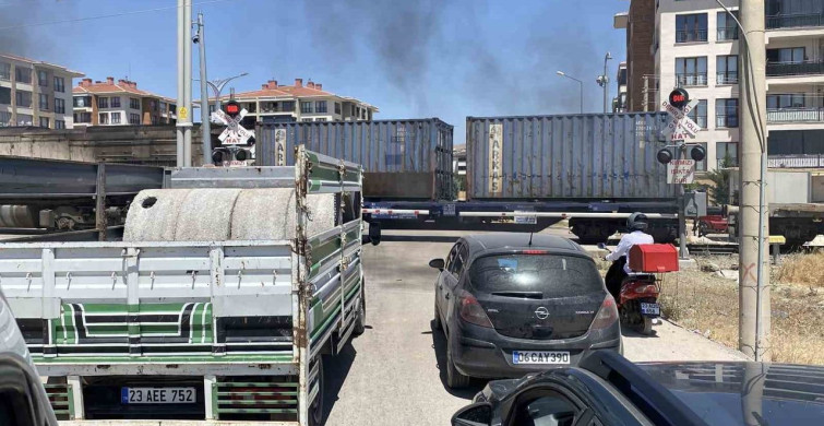 Elazığ'da hemzemin geçitte tehlikeli araç geçişleri kaydedildi