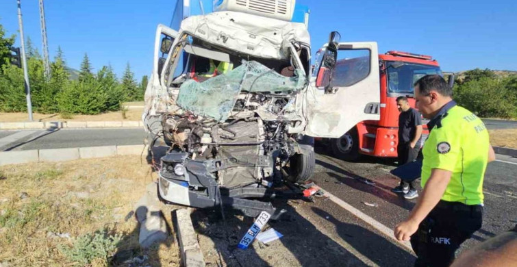 Elazığ'da iki tırın çarpıştığı kazada yaralı sürücü ekiplerce kurtarıldı
