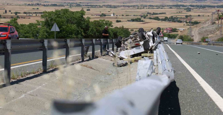 Elazığ’da kamyonet su kanalına devrildi, 2 kişi yaralandı