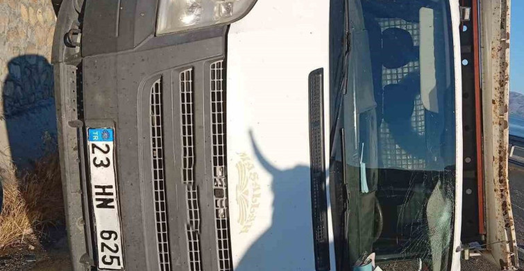 Elazığ'da kamyonet yan yattı: 2 yaralı