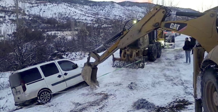 Elazığ'da Kar Yağışı Nedeniyle Mahsur Kalan Araç Kurtarıldı