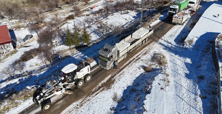 Elazığ'da Kar Yağışı Nedeniyle Mahsur Kalan Tır Kurtarıldı