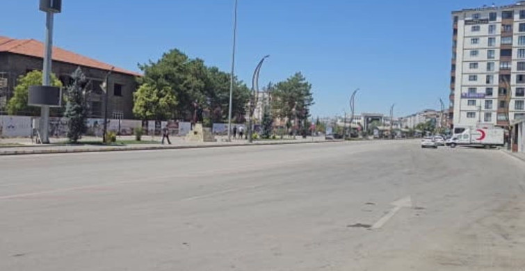 Elazığ'da kavurucu sıcaklar cadde ve sokakları boş bıraktı