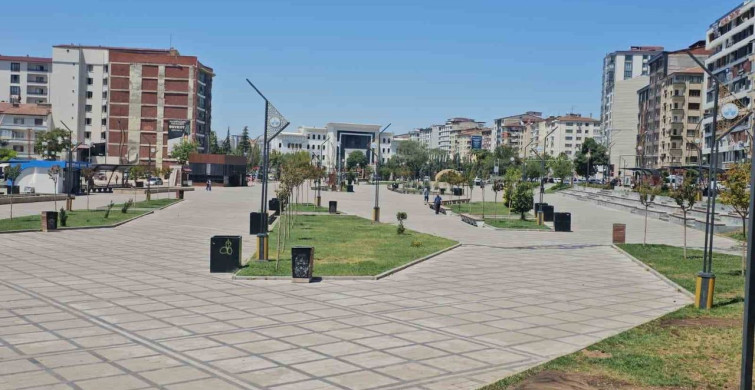 Elazığ'da kavurucu sıcaklar nedeniyle cadde ve sokaklar boş kaldı