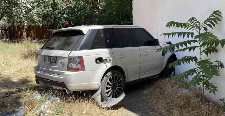 Elazığ'da kontrolden çıkan cip kaldırımda yürüyen vatandaşa çarptı: 1'i ağır 2 yaralı