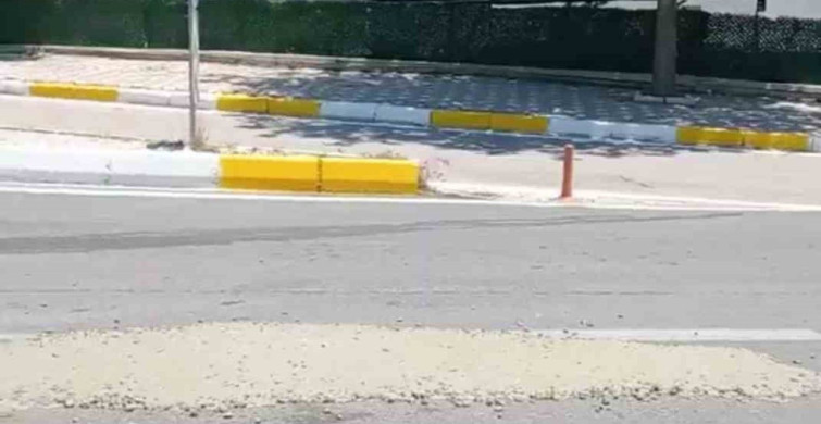 Elazığ'da mikserden taşan beton harcı yola döküldü
