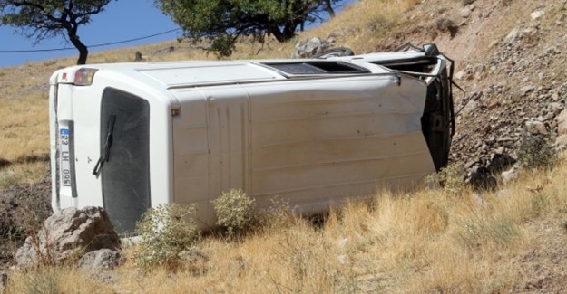 Elazığ'da Minibüs Şarampole Yuvarlandı : 2 Yaralı