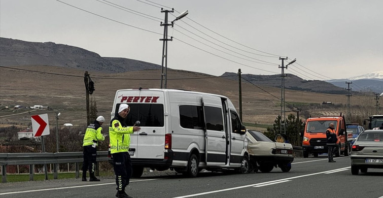 Elazığ'da Minibüs ve Otomobil Çarpıştı: 4 Yaralı