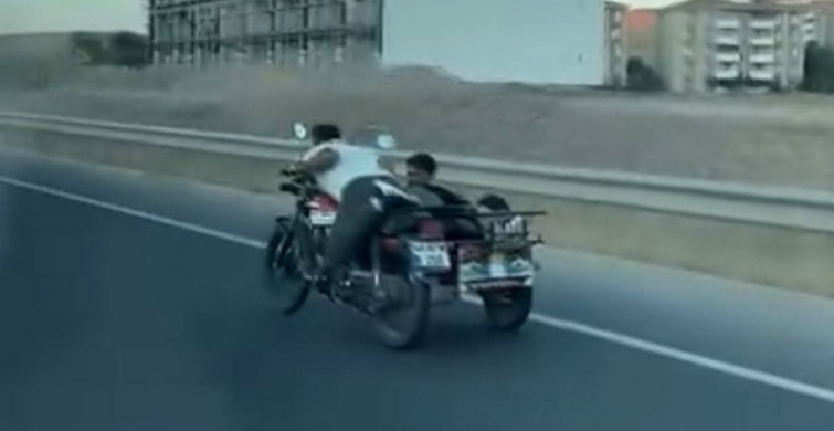 Elazığ'da motosikletin üzerine uzanan sürücü, hem kendi hem de arkadaşının hayatını riske attı
