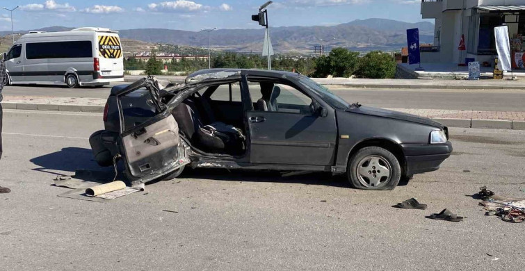 Elazığ’da otomobil, aydınlatma direğine çarptı: 1’i ağır 3 yaralı